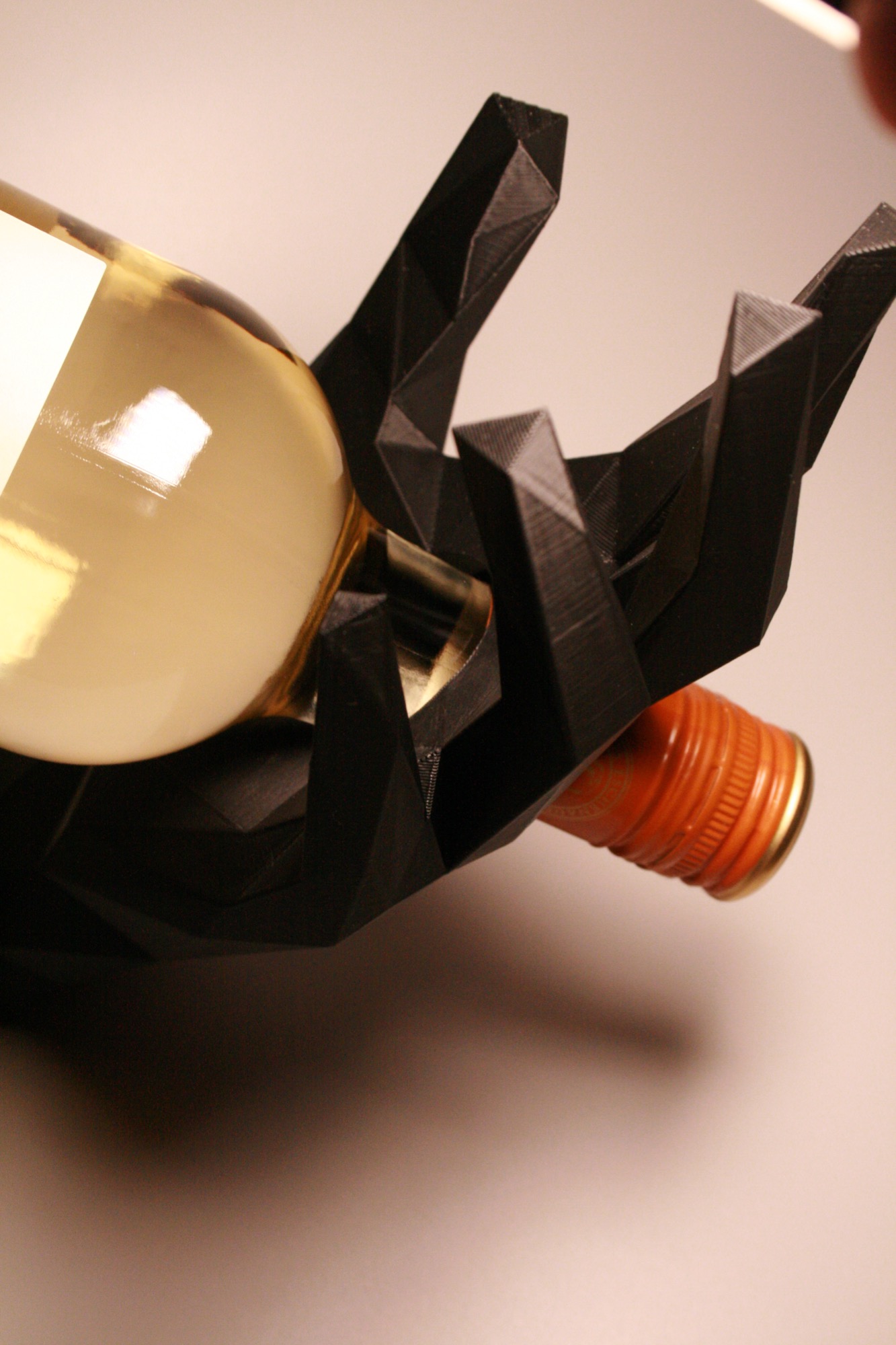 Рука (подставка под вино) 3